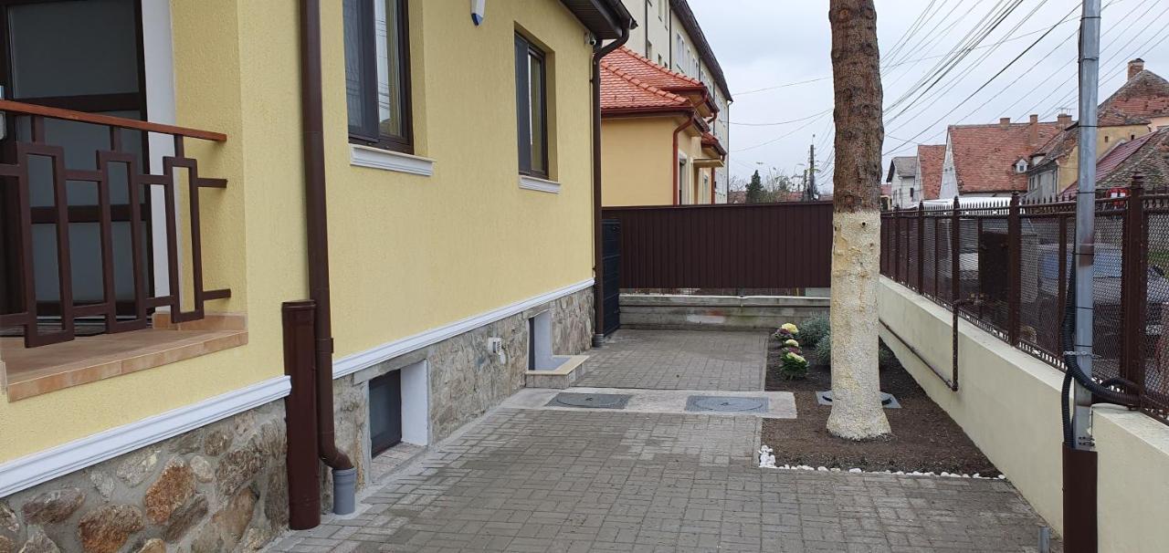 Yellow House Sibiu Exteriér fotografie